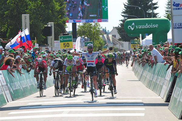 Mark Cavendish wins stage four